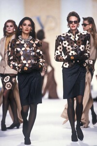 1028722691_Valentino1989WomenRTW54.thumb.jpg.6b49d86a1a7e3e8147bfb19cfdb73b48.jpg