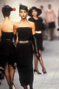 1063762554_KarlLagerfeld1987WomenRTW51.thumb.jpg.530bab240209eab8829243383e23f1d6.jpg