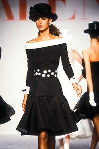 1065159192_Valentino1987WomenRTW8.thumb.jpg.8b621593024d12c99c05c92baccf4313.jpg