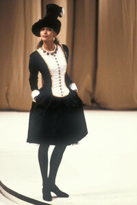 1098078074_Chanel1988HauteCouture28.thumb.jpg.d4cbe317072a4ace038a72bd117a40cf.jpg