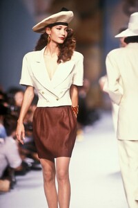 10_chanel-ss-1988-11_html.thumb.JPEG.4a3e98eef91d8c166c8f680ab13317f7.JPEG