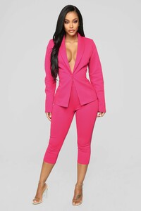 11-14-18_Studio_2_14-03-11_TP1523_HotPink_14196_CC_NT.jpg