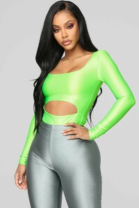 11-14-18_Studio_2_14-30-37_T2673_NeonGreen_14215_CC_NT.jpg