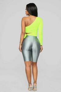 11-15-18_Studio_2_14-54-43_T2693JW1_NeonYellow_14327_CC_NT_JF.jpg