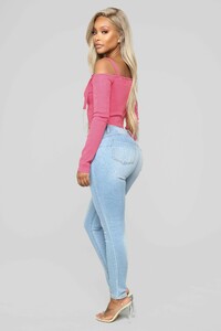 11-19-18_Studio_2_10-49-48_GT2789_NeonPink0555_AG.jpg