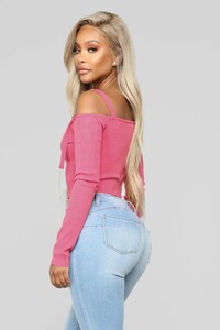 11-19-18_Studio_2_10-49-48_GT2789_NeonPink0555_AG_copy.jpg