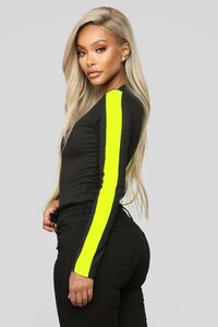 11-19-18_Studio_2_12-59-34_B1295_NeonYellow_14710_CC_AG.jpg