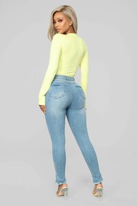 11-20-18_Studio_2_12-05-27_BC0148_Yellow0534_DM.jpg
