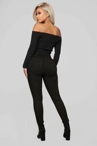 11-20-18_Studio_2_13-37-02_IM4655_Black0441_AJ.jpg