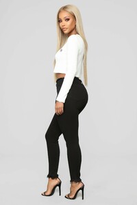 11-21-18_Studio_2_09-28-01_N16241_OffWhite0496_DM.jpg