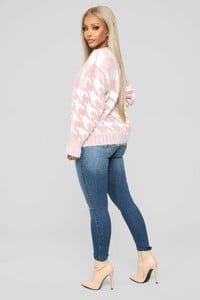 11-21-18_Studio_2_14-45-10_TH0410_Pink_15239_DM.jpg