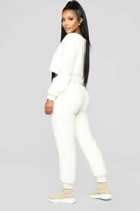 11-23-18_Studio_2_09-54-50_T1142TP_Ivory_0498_AJ.jpg