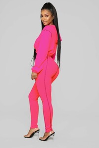 11-26-18_Studio_2_12-50-58_TI2535_HotPink_15594_CC_AG_AG.jpg