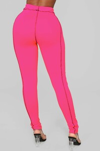 11-26-18_Studio_2_12-53-05_TI2535_HotPink_15610_CC_AG_AG.jpg
