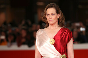 Sigourney+Weaver+Sigourney+Weaver+Red+Carpet+7yZmyGdWmLXx.jpg