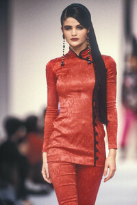 115239246_AngeloTarlazzi1990WomenRTW17.thumb.jpg.75188082359ddc64952c467e5bc2a672.jpg