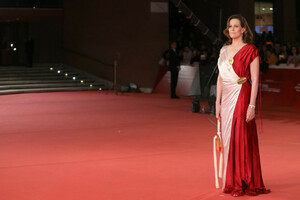 Sigourney+Weaver+Sigourney+Weaver+Red+Carpet+bE2S2SzzZD5x.jpg