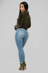 12-10-18_Studio_2_09-33-13_LST1237_Olive0435_AJ.jpg