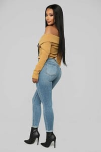 12-10-18_Studio_2_09-45-05_T4319_Mustard0443_AJ.jpg