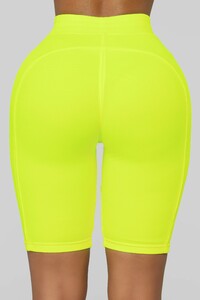 12-10-18_Studio_2_OD_10-51-11_40016_NeonYellow_CC_15_AJ_AG.jpg
