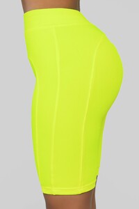 12-10-18_Studio_2_OD_10-51-11_40016_NeonYellow_CC_17_AJ_AG.jpg