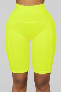 12-10-18_Studio_2_OD_10-51-11_40016_NeonYellow_CC_19_AJ_AG.jpg