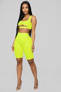 12-10-18_Studio_2_OD_10-51-11_40016_NeonYellow_CC_1_AJ_AG.jpg