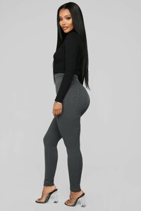 12-11-18_Studio_2_DV_14-11-54_MV14270Z_Grey_0428_NT.jpg