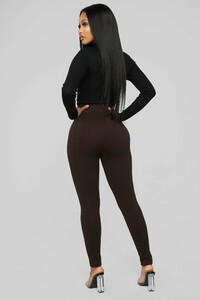 12-11-18_Studio_2_DV_14-24-25_MV14270Z_Brown_0493_NT.jpg