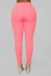 12-11-18_Studio_2_OD_14-50-18_E1054_NeonPink_CC_16_AG.jpg