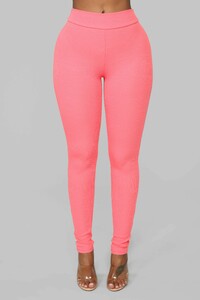 12-11-18_Studio_2_OD_14-50-18_E1054_NeonPink_CC_20_AG.jpg