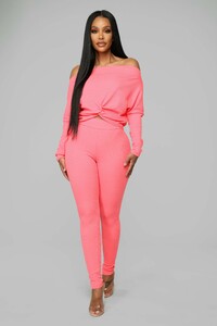 12-11-18_Studio_2_OD_14-50-18_E1054_NeonPink_CC_5_AG.jpg