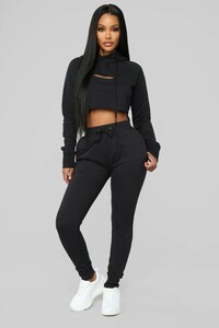 12-12-18_Studio_2_OD_13-52-04_KT11058_Black0439_AG.jpg
