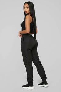 12-14-18_Studio_2_DV_13-28-57_JP1127N_Black0520_NT.jpg
