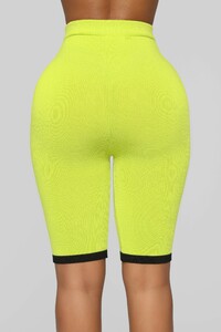 12-14-18_Studio_2_DV_14-52-22_8631_NeonGreen_CC__18_AJ_AG.jpg