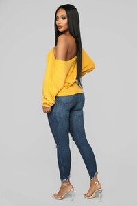 12-17-18_Studio_2_OD_13-59-24_AT392_Yellow0527_AJ.jpg