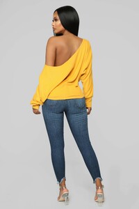 12-17-18_Studio_2_OD_13-59-31_AT392_Yellow0528_AJ.jpg