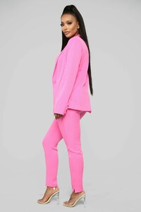 12-19-18_Studio_2_DV_18-15-07_AJPS5087_Pink__5_AG.jpg