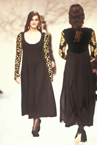 1263982786_KarlLagerfeld1988WomenRTW160.thumb.jpg.edcee0a64e67f1581dac9737c7459d3e.jpg