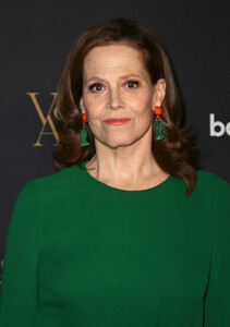 Sigourney+Weaver+5th+Annual+Voice+Arts+Awards+NUh4gjPnTgax.jpg