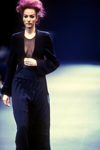 1281778448_CommedesGarcons1992WomenRTW20.thumb.jpg.c6ef65c24a27543c7dcd55e7ebaa178a.jpg