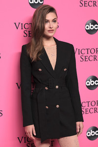 1317125590_GraceElizabethVictoriaSecretViewingParty7H8fDMw2Oq9x.thumb.jpg.8cb420e47cfd5421c98e4c51556bb4a5.jpg