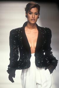 1319904926_GiorgioArmani1992WomenRTW114.thumb.jpg.fd2e710a72c48eff42fc5558df5467c5.jpg