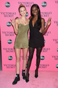 Zuri+Tibby+Victoria+Secret+Viewing+Party+Arrivals+35QSrImOwfQx.jpg