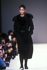 1359190386_CommedesGarcons1989WomenRTW35.thumb.jpg.d55e4a872a659c682bea41e67d3c20a1.jpg