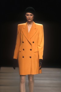1394987860_GiorgioArmani1992WomenRTW81.thumb.jpg.23852eb8c7be6741616a52b1d6e560e9.jpg