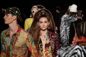 140885603_GraceElizabethVersaceFall2019RunwayuCn5Or5uYPMx.thumb.jpg.57d62dc2b13e0f4228068ca7d994cc8a.jpg