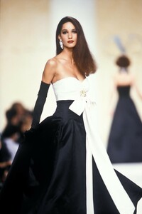 1419778123_Valentino1989WomenRTW165.thumb.jpg.615b36d02f1aeb197d356697333039cc.jpg