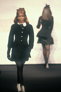 1421566917_Chanel1990HauteCouture28.thumb.jpg.8df897aca94fa483829da7ccadb510cf.jpg