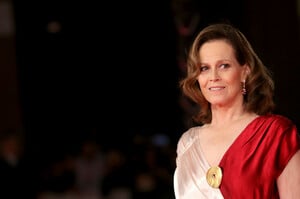 Sigourney+Weaver+Sigourney+Weaver+Red+Carpet+pARXltFtdVHx.jpg